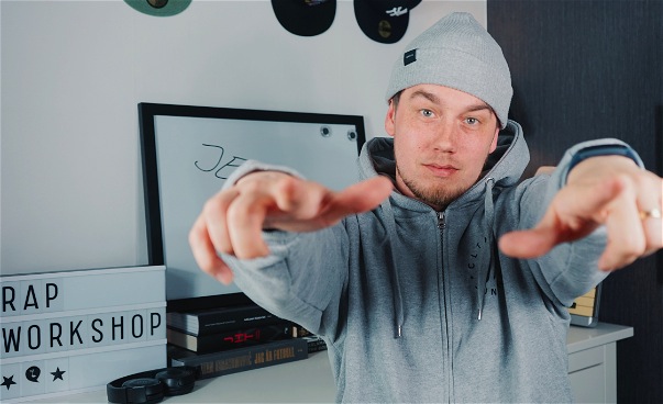 En rappare tittar in i kameran