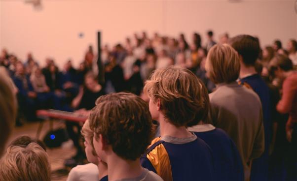 Barn sjunger i kör