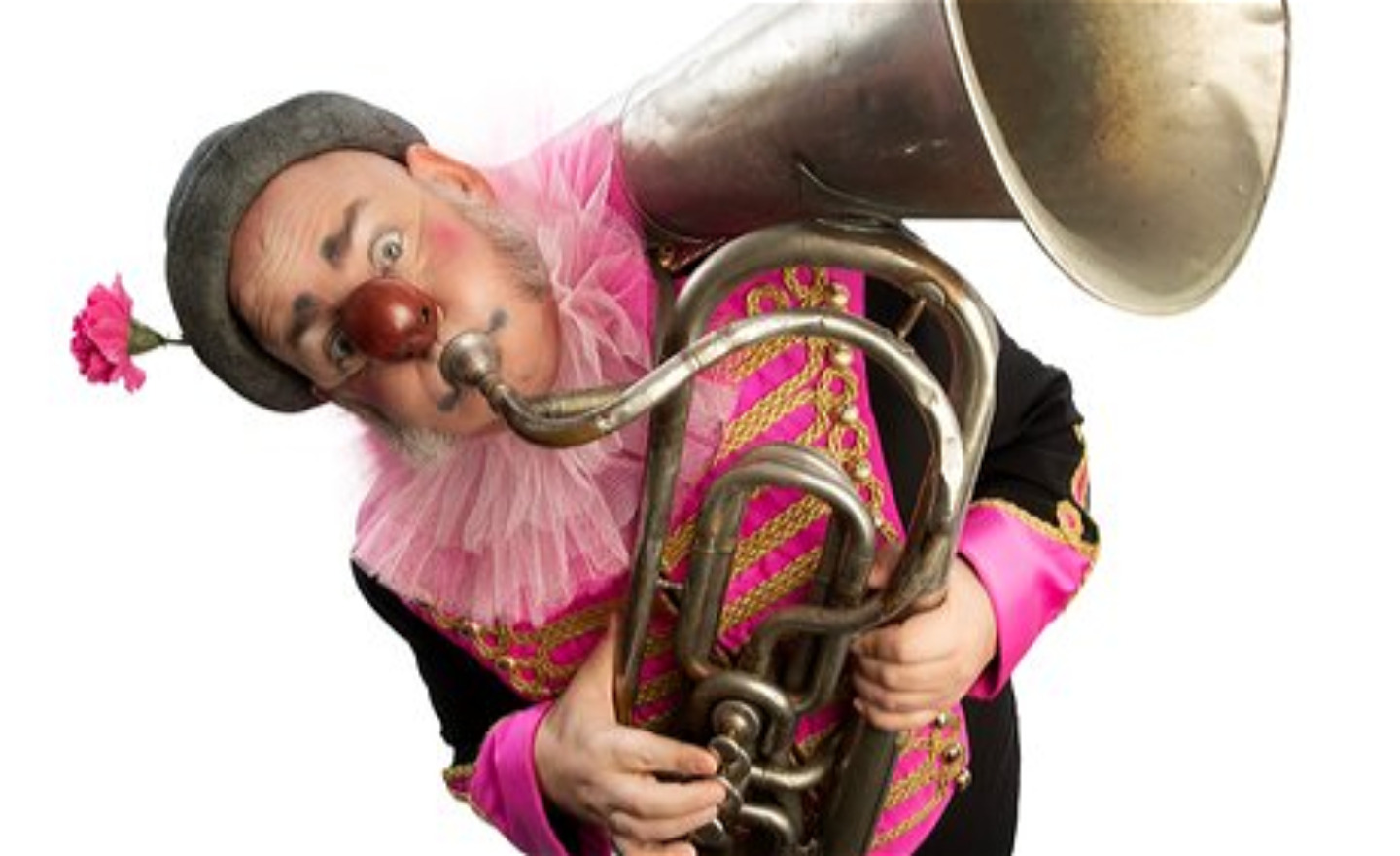 Nalle Clown spelar på en trombon