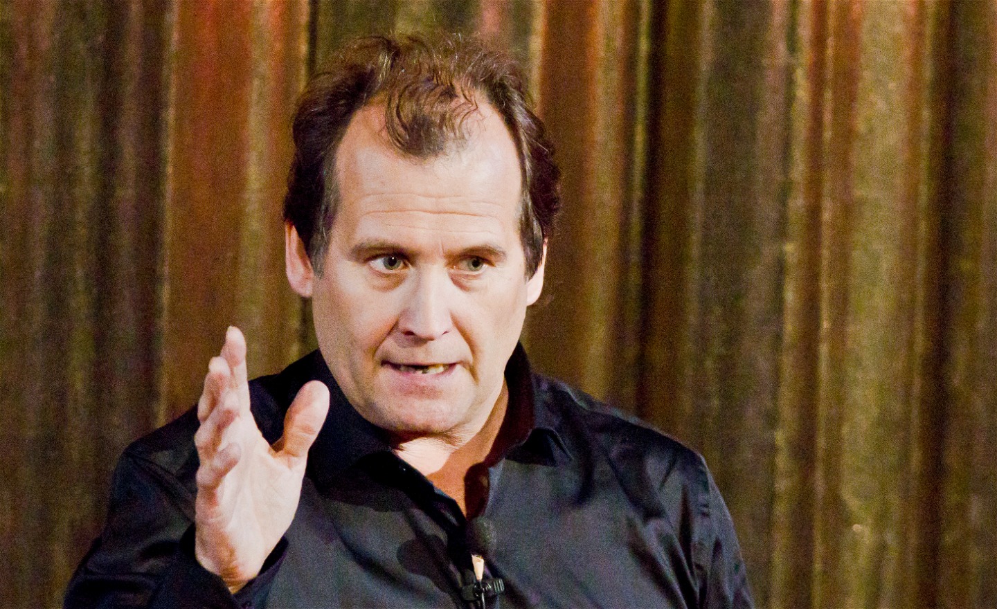 Bilden visar berättaren Peter Hagberg när han berättar inför publik.