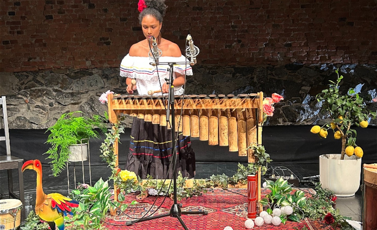 Diva Cruz spelar på La Marimba de Chonta.