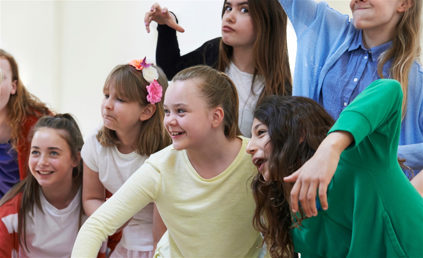 Elever deltar i en dramaworkshop.