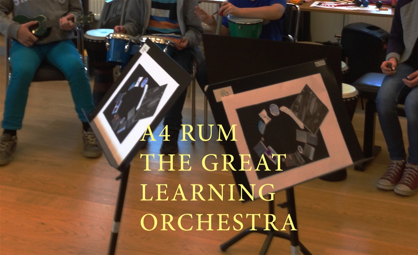 Barn presenterar ett eget stycke