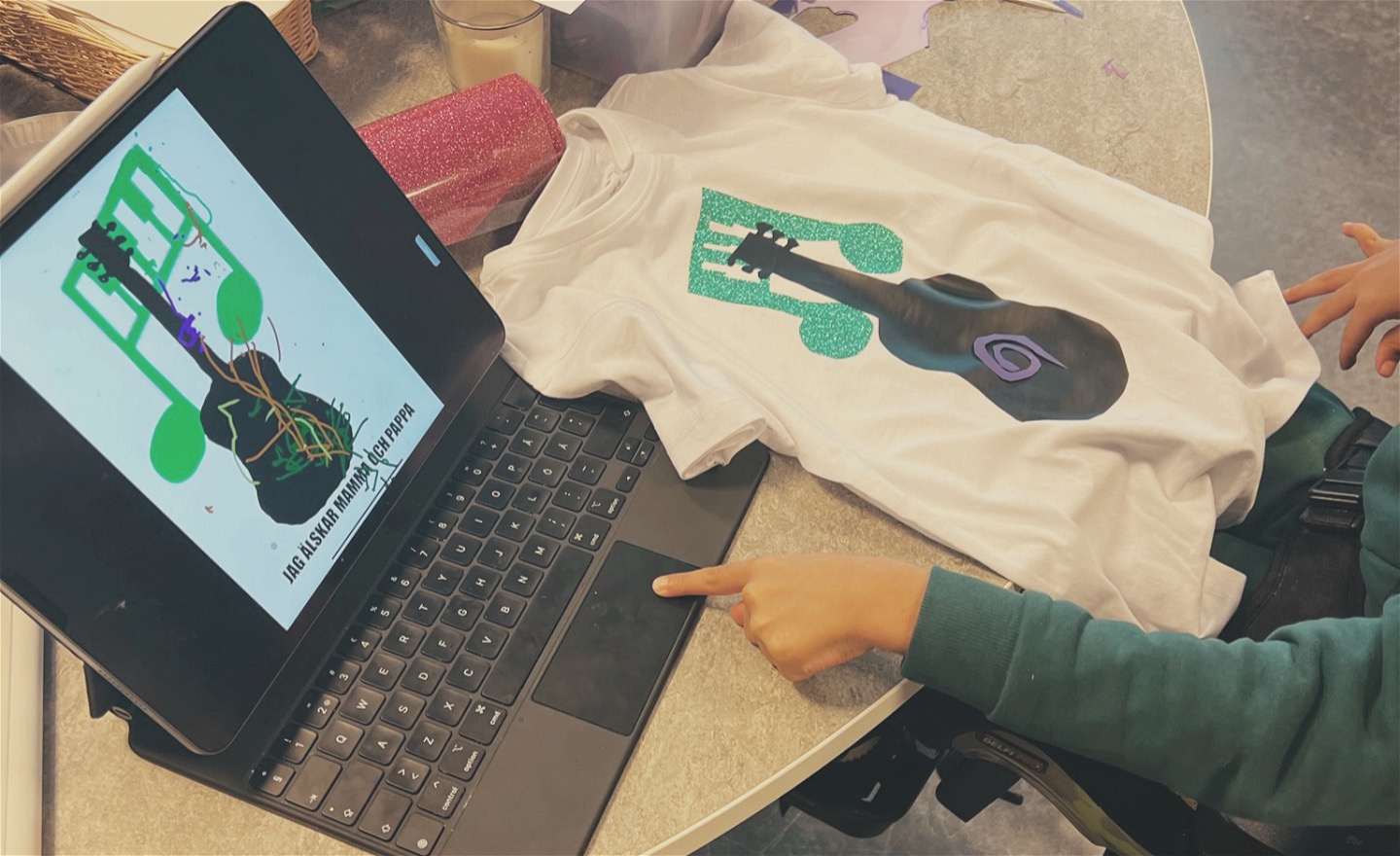 En elev skapar sitt tryck i Procreate.