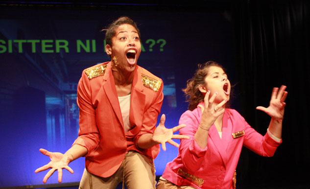 Två dansare som vilt gestikulerar