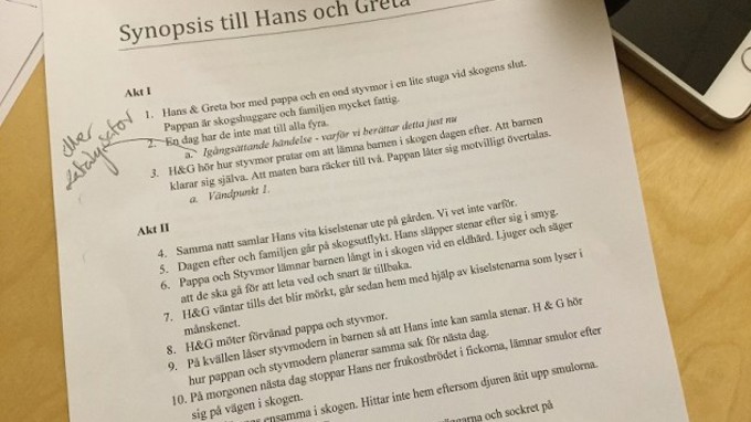 Ett papper med text samt anteckningar i marginalen.