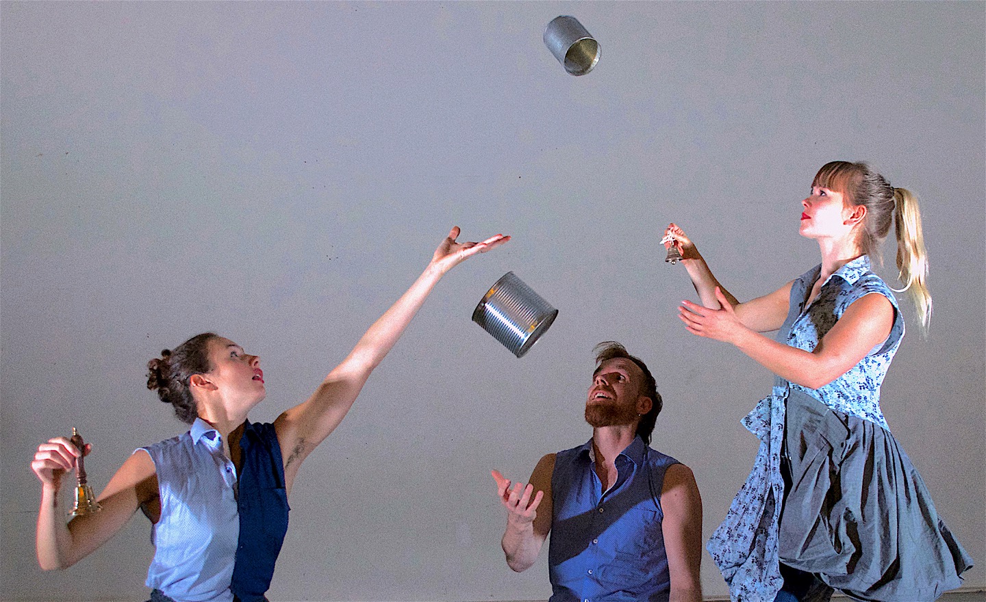 Tre dansare i en scen från Regelverk - Ja ja NEJ leker med konservburkar