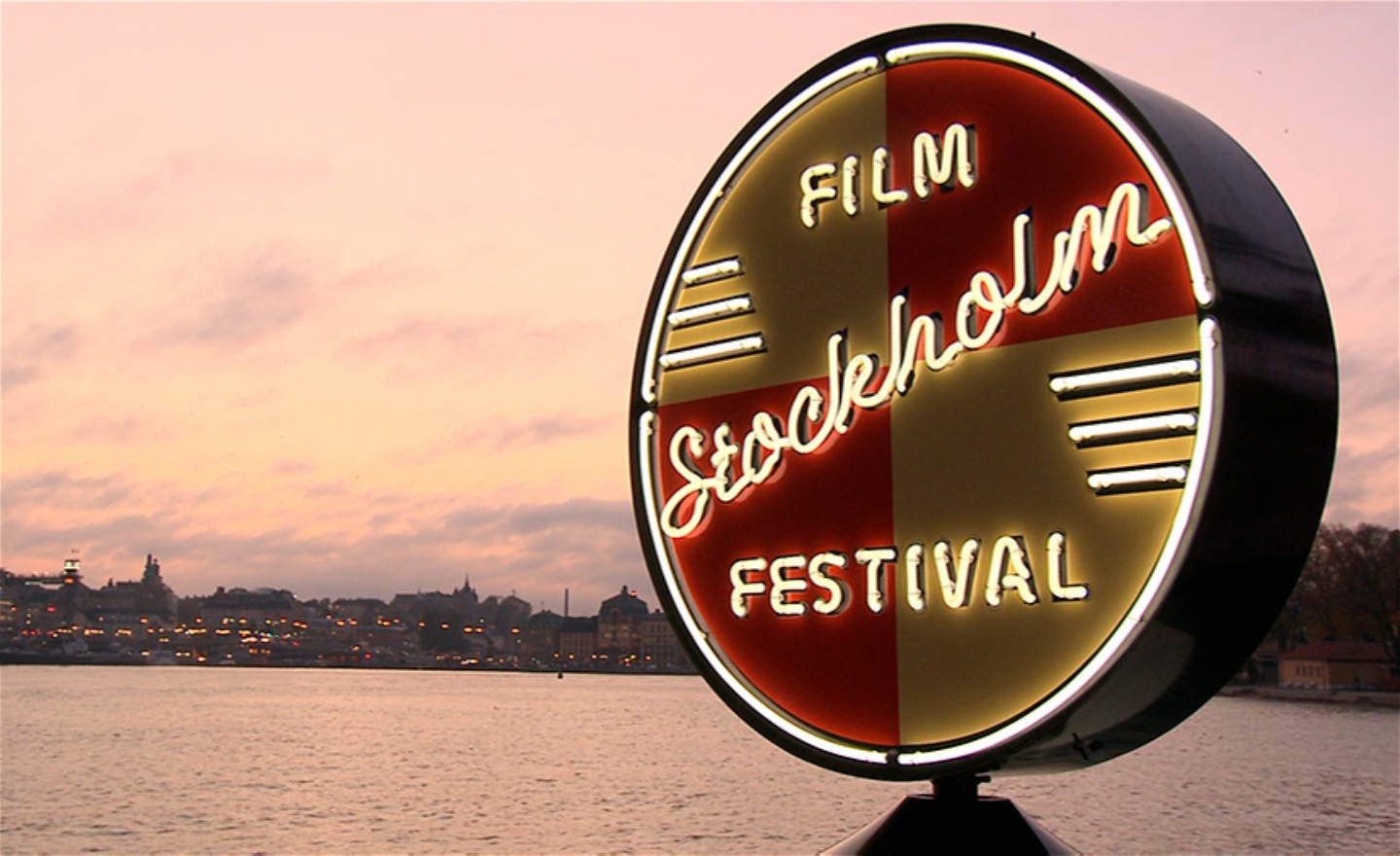 Stockholms filmfestivals logga i rött och gult mot en svart bakgrund.