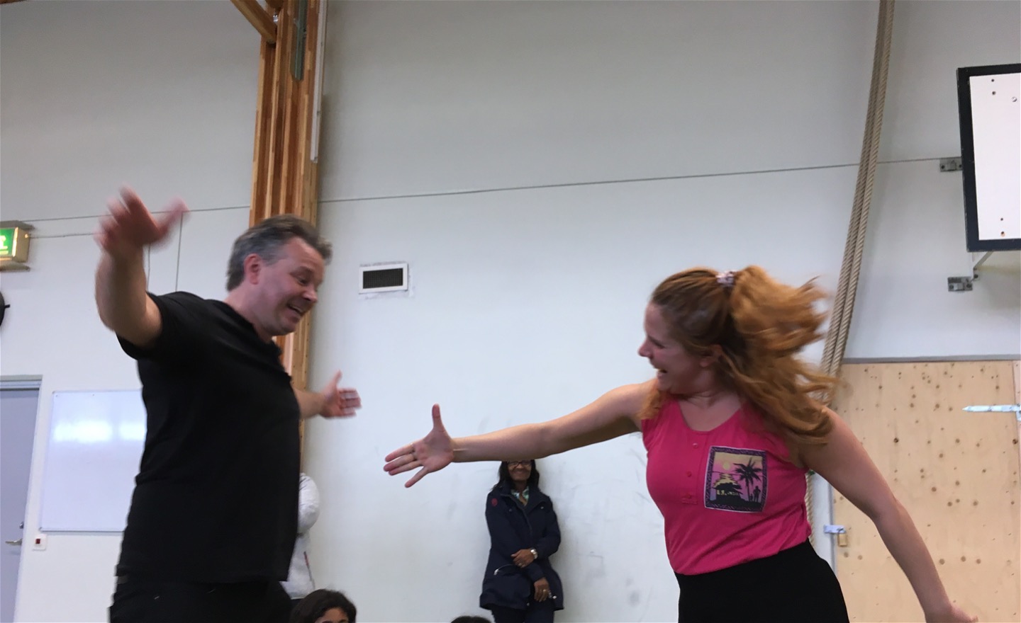 Två personer deltar i en workshop i en idrottssal