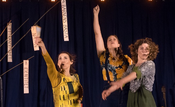 Tre karaktärer står upp för barns rättigheter, till exempel yttrandefrihet, identitet, namn och barnets bästa. 