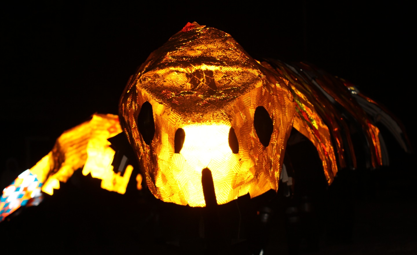 Stor ormmask  gjort av ungdomar i ett  grupparbete