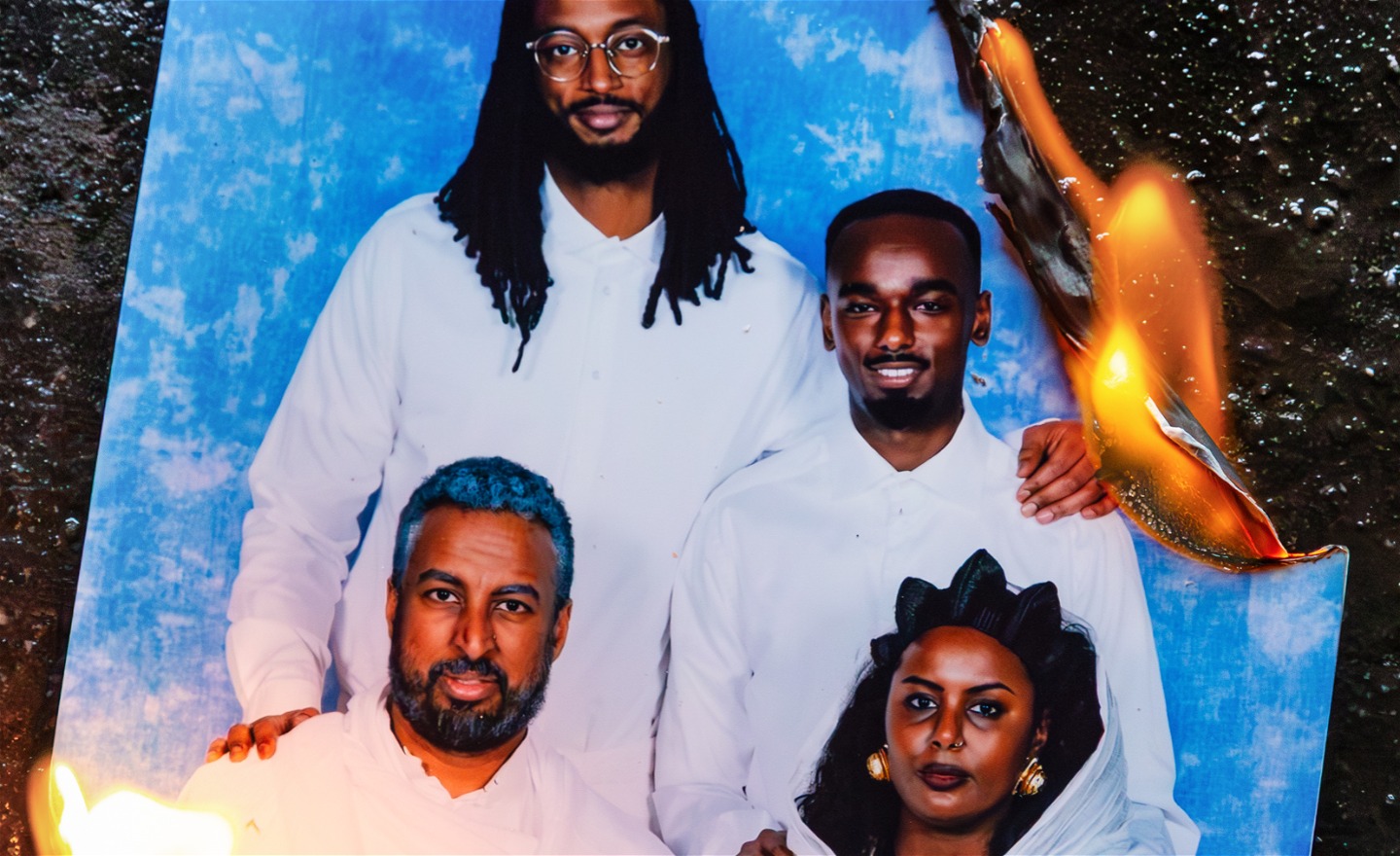 Familjeporträtt som brinner, eritreansk familj i traditionella kläder