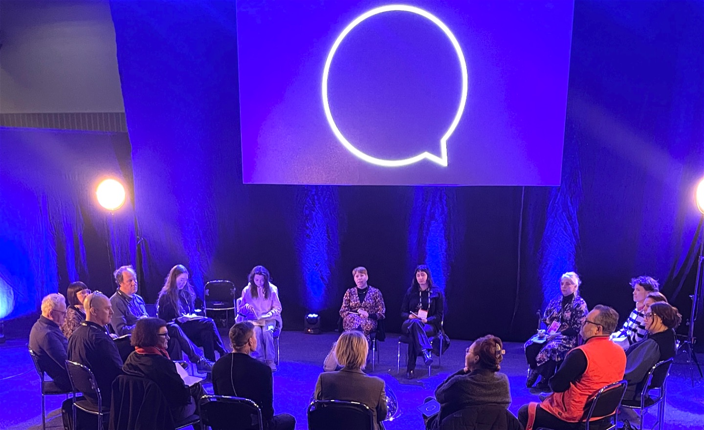 En ring där medverkande är samlade under Point of You