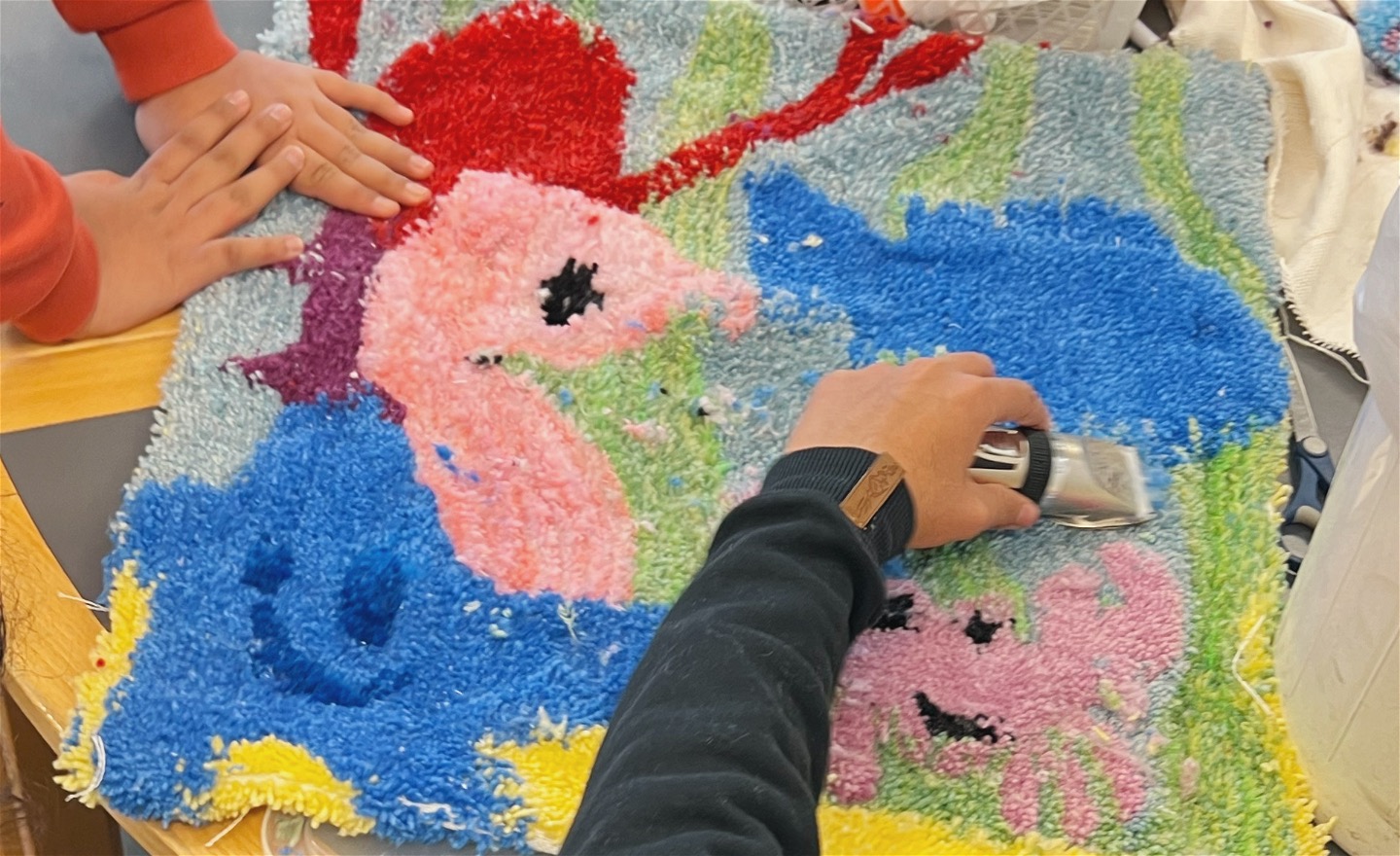 När tuftningen är klar rakar luggen