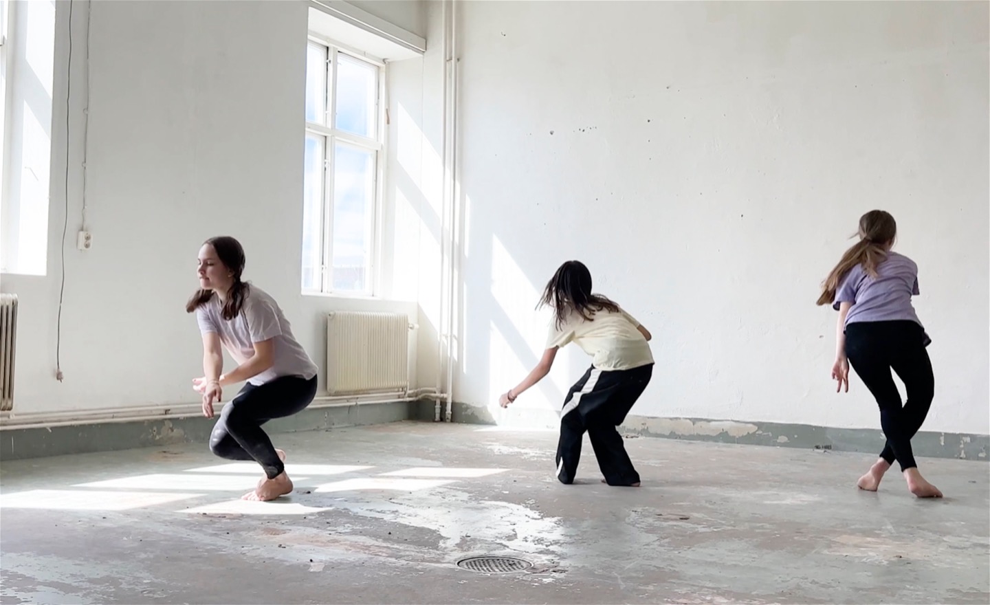 Tre ungdomar visar sin koreografi.