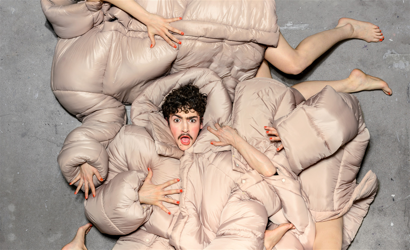 Artister i beige täckjacka i en stor hög