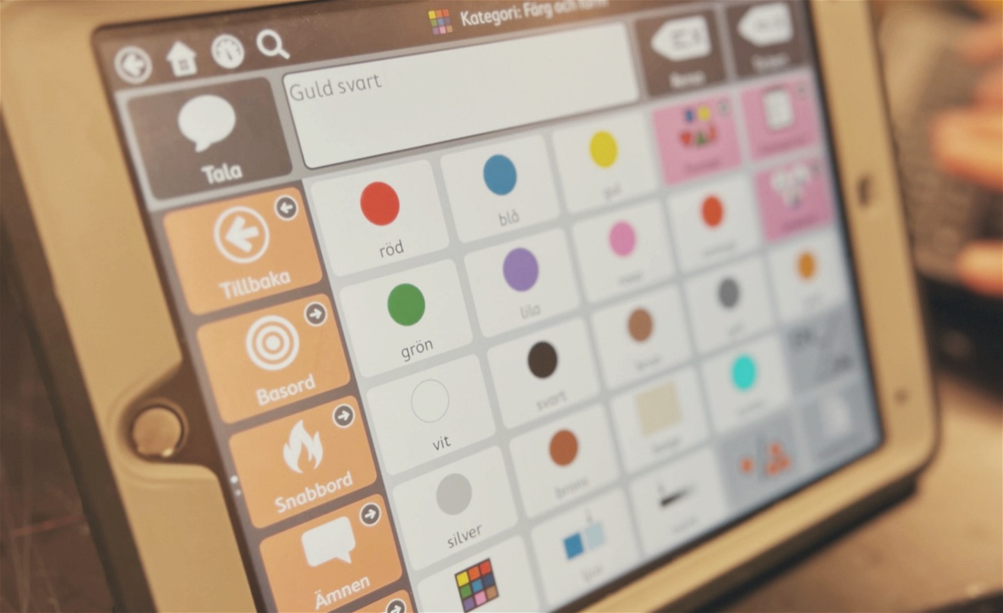 En elev kommunicerar med Tobii vilka färger hen vill ha.